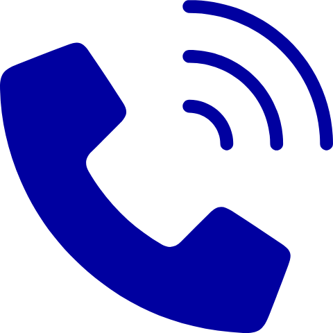 Frau mit Malerwerkzeugen lächelt
